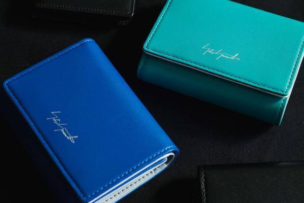 ディスコード ヨウジヤマモト“冬カラー”新作、シルバーの3WAYバッグやターコイズの3つ折り財布