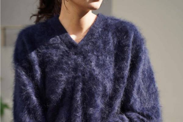 マーティーアンドサンズの1LDK限定Vネックニット、起毛感のあるカシミヤシャギーを採用