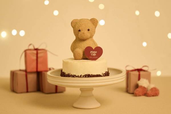 ジェラート ピケ カフェのクリスマスケーキが初登場“ふわふわピケベア”が乗るチョコケーキ、苺をサンド