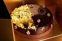 ブルガリ ホテル 東京のクリスマス - 様々な食感を楽しむチョコレートケーキ、金箔をたっぷりと
