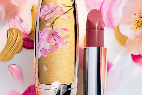 ゲラン「日本の桜」着想の24年春リップ、“花びらが舞う”金箔風ケース＆ローズウッドカラーの限定色