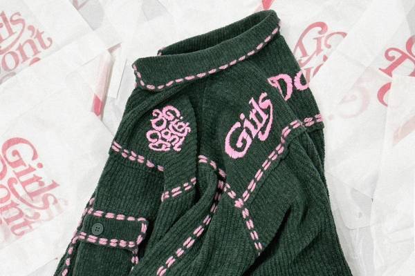 フィンガリン×ガールズ ドント クライ、“手縫いロゴ”入りコラボカーディガン