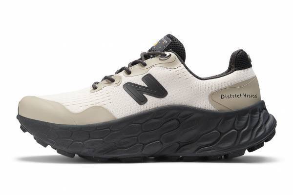 ニューバランス×ディストリクト ビジョンの厚底スニーカー、アースカラーのメッシュアッパー