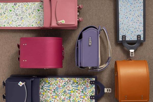 土屋鞄製造所×ミナ ペルホネンのコラボランドセル、“自然・宇宙・祝福”をモチーフに内装デザイン