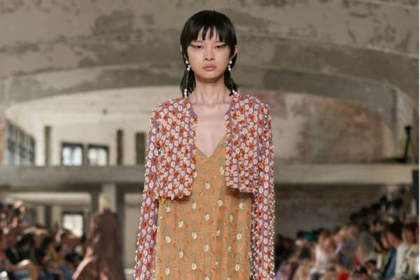 ドリス ヴァン ノッテンの24年春夏ウィメンズ、ラグビー・ストライプのコートやビーズ飾りジャケット