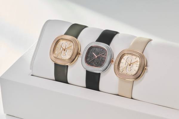 フルラのウィメンズ腕時計、“煌めくスタッズ×レザーベルト”のスクエア型ウォッチ