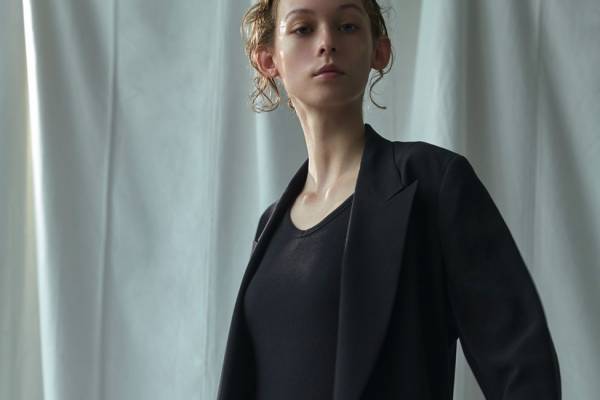 レギュレーション ヨウジヤマモト“バレエの練習着”着想のアシンメトリーフーディやブラウス