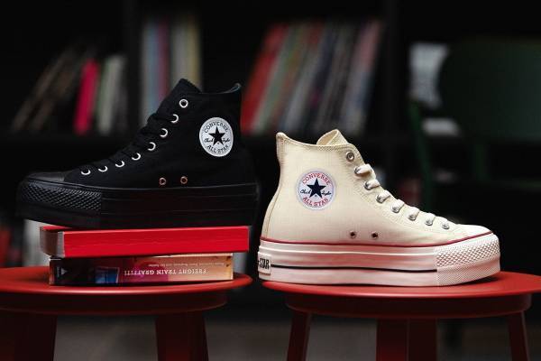 コンバース「オールスター アール」厚底スニーカー、シックなブラック＆定番トリコロールカラー