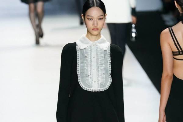 ドルチェ＆ガッバーナ“黒×白”の24年春夏ミニドレス、クラシカルな丸襟やレースの装飾