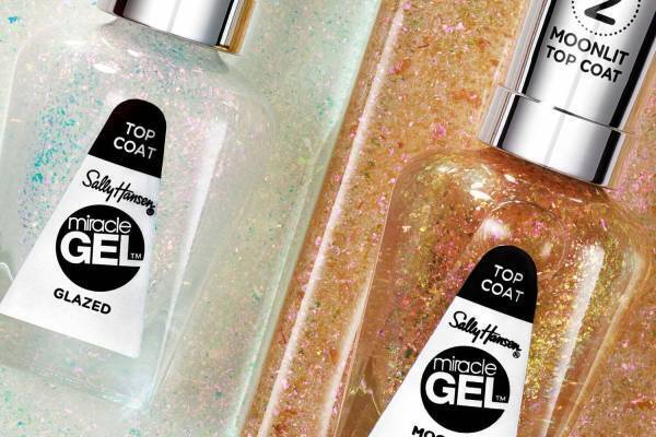サリーハンセン24年春ネイル、“ガラスフレーク状の偏光ラメ”が煌めくジェル風トップコート