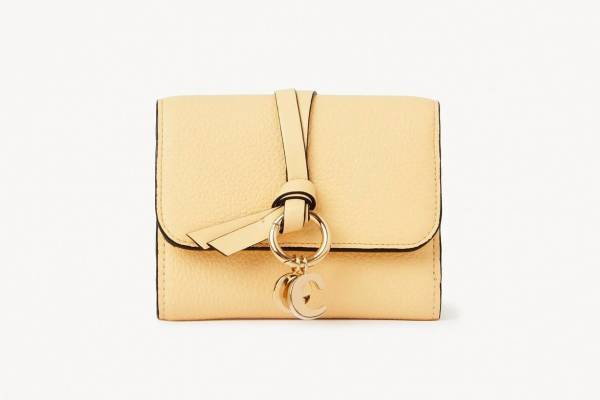 クロエ 24年新春レザーグッズ、ラッキーカラー“イエロー”のチャーム付きミニ財布や三つ折り財布