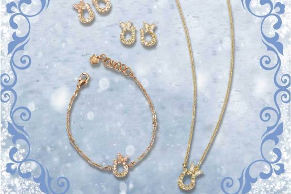 アナ スイ“幸運を呼ぶ”馬蹄モチーフのアクセサリー、揺れ動く蝶×煌めくカットガラスのネックレスなど