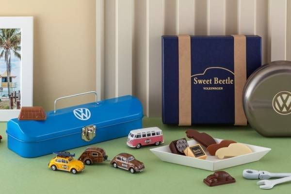 モロゾフ24年バレンタイン、“限定ミニカー付き”フォルクスワーゲン「ビートル」コラボチョコレート
