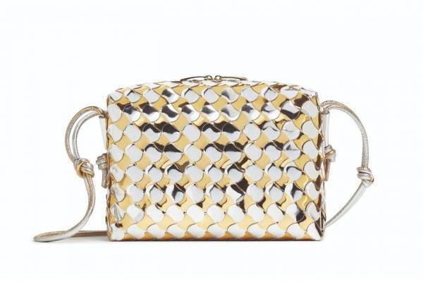 ボッテガ・ヴェネタのクリスマスギフト2023、ゴールド＆シルバーの“鏡面仕上げ”バッグなど