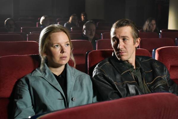 映画『枯れ葉』名匠アキ・カウリスマキ復帰作、孤独な労働者の男女が“愛を信じる”ラブストーリー