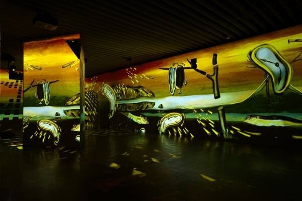 サルバドール・ダリの没入型展覧会が角川武蔵野ミュージアムで、《記憶の固執》など名作×360°の映像空間