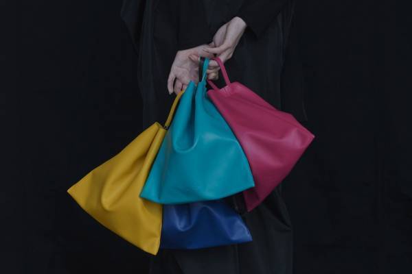 ディスコード ヨウジヤマモト“テトラポット”型バッグ新色、ピンク＆ターコイズなど華やかカラー