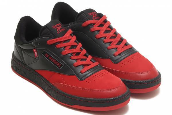 リーボック「クラブ C」スニーカー“黒×赤”の異素材アッパーで、アトモス＆ア・ムーダーズとコラボ