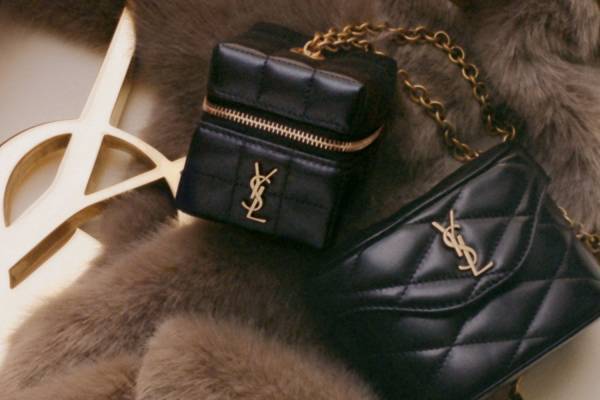 サンローランのクリスマス2023、“YSLモノグラム”が目を引くレザートートやヴァニティバッグなど