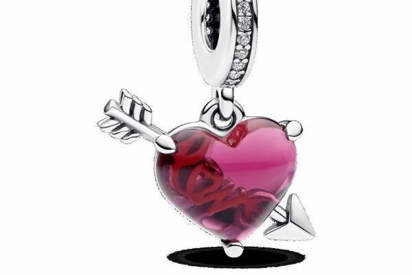 パンドラの24年バレンタインジュエリー、“Love”のレターネックレス＆ピンクのハート型チャームなど