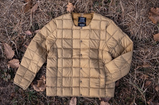 タイオン×セトアウトのダウンウェア、“独特なカーキ＆ベージュ”のインナーダウンやベスト