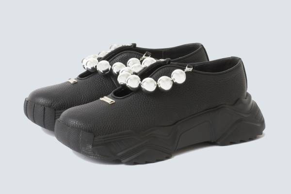 ミカゲシンの厚底シューズ - シルバーボールを連ねたチェーン付き、ヴィンテージ風ハンドバッグも