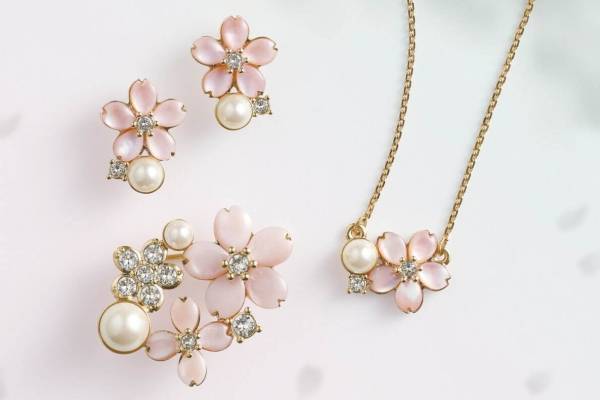 アンテプリマ“桜モチーフ”の新作ジュエリー、ふっくら花びら×艶めくパールのネックレスやピアス