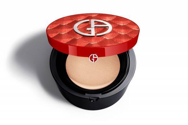 アルマーニ ビューティ24年新春コスメ、“ドラゴンの鱗”デザインの限定クッションファンデーション