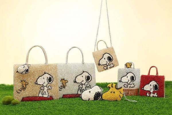 アンテプリマ「ピーナッツ」の新作ワイヤーバッグ、煌めくスヌーピーとウッドストックのトートなど