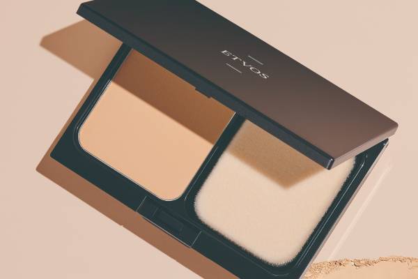 エトヴォスのパウダーファンデーションが24年夏に進化、美容成分配合でより毛穴レスなセミマット肌へ