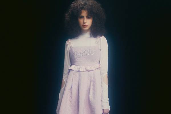 パメオポーズ×バービー、“90年代風”ラインストーンロゴのドレスやふんわりファーハンドルバッグ