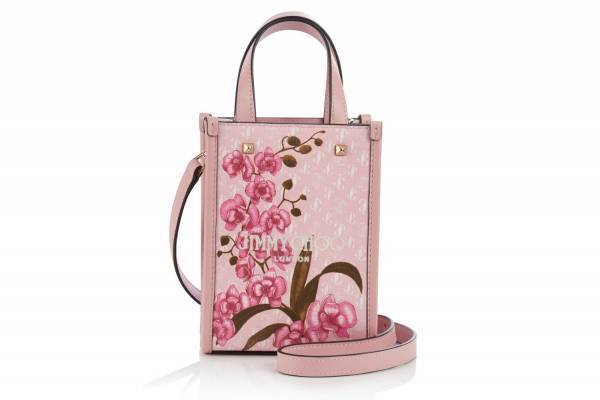 ジミー チュウ“フラワーモチーフ”の限定トートバッグ＆財布、フラワープリントのキャンバス