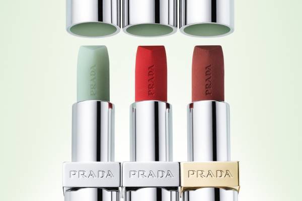 プラダ ビューティ24年春コスメ「リップ」は“上品マットorなめらかナイロン”の2質感、全24色展開