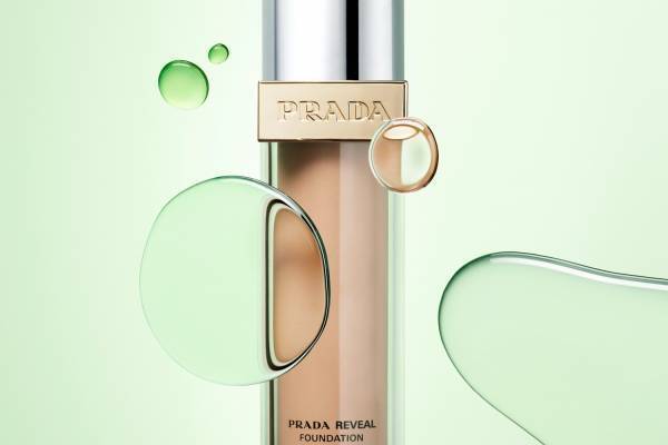 プラダ ビューティ24年春ベースメイク、スキンケアも叶う美容液リキッドファンデーションで輝くツヤ肌へ