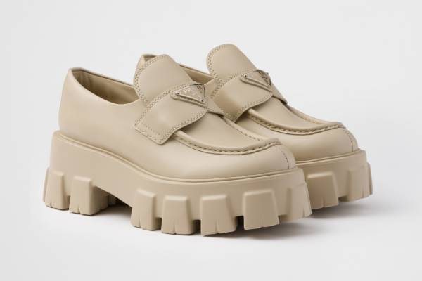 プラダ“トライアングルロゴ”を配した厚底ローファーや横長ハンドバッグ、伊勢丹新宿店で先行発売