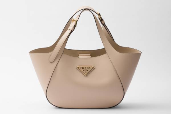 プラダ なめらかな曲線フォルムのレザートートバッグやロゴトート、銀座三越で先行発売
