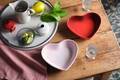 ル・クルーゼのバレンタイン“ハート型”テーブルウェア、淡いピンクの深皿＆真っ赤なプレート