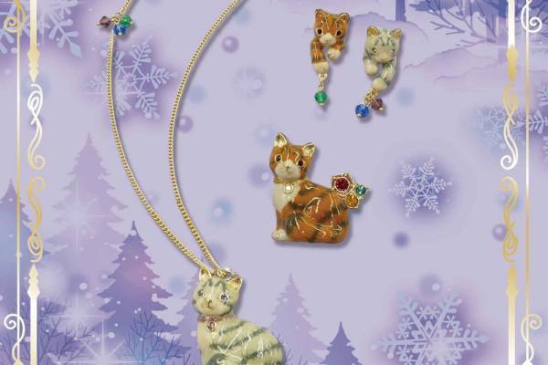 アナ スイ“猫”モチーフの23年冬新作アクセサリー、“ちょこん”と座ったネックレスやピアスなど
