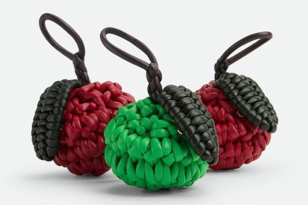 ボッテガ・ヴェネタの24年新作インテリア、ロバの革製アクセサリーや“イントレチャート”クッション