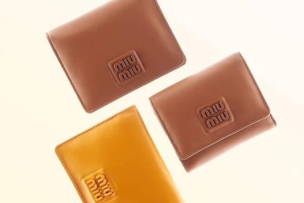 ミュウミュウ“ふんわり”パデッドレザーのミニ財布、ロゴを配した三つ折りなど