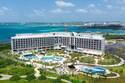 ヒルトンのビーチリゾートホテル「ヒルトン沖縄宮古島リゾート」海を臨む約330の客室＆屋内外プール