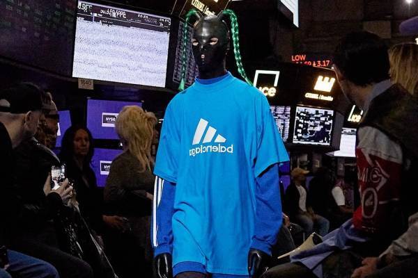 バレンシアガ 23年春コレクション - シンプルな中に生まれる大胆さ