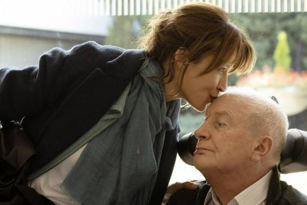 映画『すべてうまくいきますように』フランソワ・オゾン最新作、“安楽死”を巡る父娘の葛藤