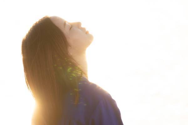 映画『水は海に向かって流れる』人気漫画を実写化、主演・広瀬すずが“笑わないワケありOL”に