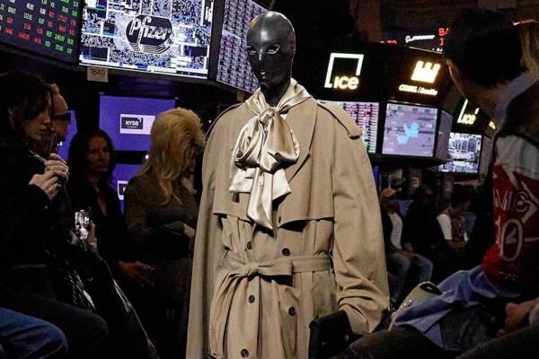 バレンシアガ23年春「ガルドローブ」プリーツドレスやオーバーサイズトレンチコート、チェーンバッグも