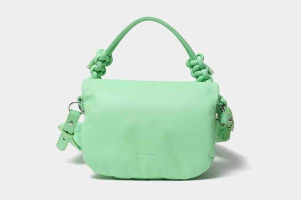 ビューティフルピープル「ジャックと豆の木」着想のバッグ＆ポーチ、“蔓”のような革紐チャーム付き