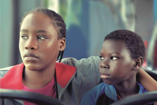 映画『トリとロキタ』ダルデンヌ兄弟最新作、強い絆で結ばれた“偽りの姉弟”の行く末は？