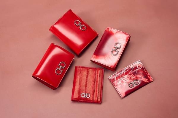 フェラガモから“うさぎ”モチーフの新作バッグ＆ウェア、ガンチーニを配した財布も