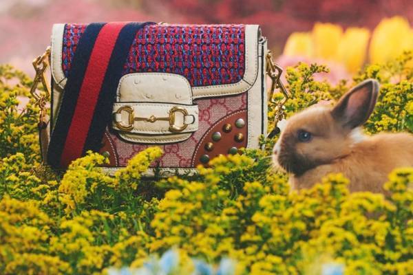 グッチ“ウサギ”モチーフの新作、ウサギパッチを配したデニムベストやカラフルプリントスニーカー