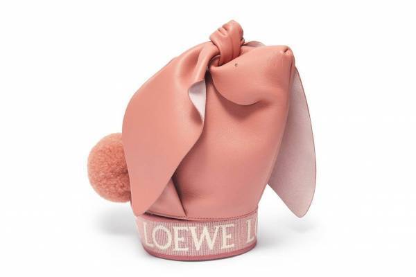 ロエベの限定バッグ「TOKYO 1973」、23年干支「うさぎ」モチーフのバッグ＆ウェアも